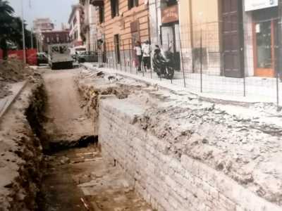 Gli scavi realizzati nel 2004 per la canalizzazione fognaria in corso Vittorio Emanuele hanno fatto riaffiorare un tratto delle antiche mura sacrificate due secoli prima
